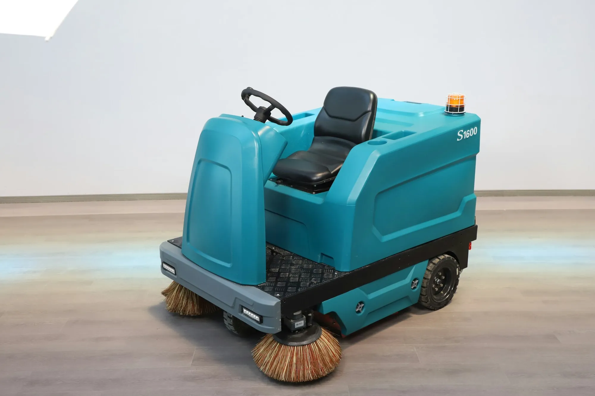 Ride-on floor cleaning machine with side brushes